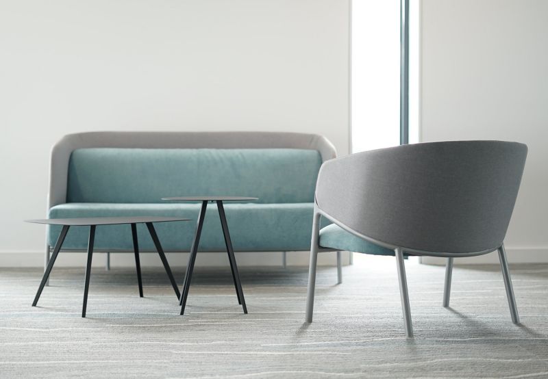 Schwarzer Agorà Beistelltisch von Segis, rechteckig, mit Sofa und Stuhl in modernem Büro.